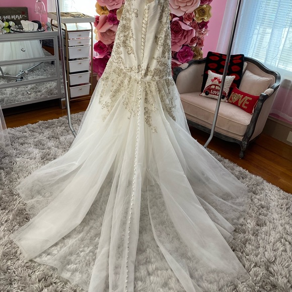 Allure Bridals 9300 wedding dress in ivory/silver - Picture 6 of 16